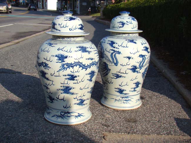 A large pair of Chinese blue and white porcelain covered jars, 20th century — image 2
